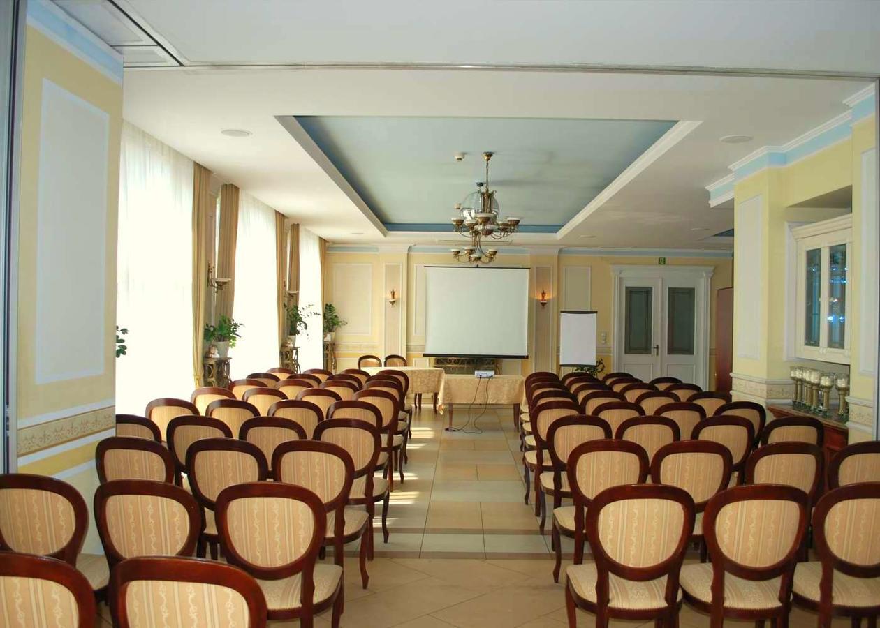 אוסטרוב וילקופולסקי Villa Royal מראה חיצוני תמונה